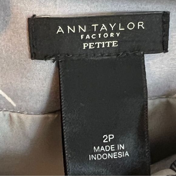 Ann Taylor Factory Gray Floral Skirt Size 2 Lined with a 5-1/2” Back Spl… - Picture 9 of 10